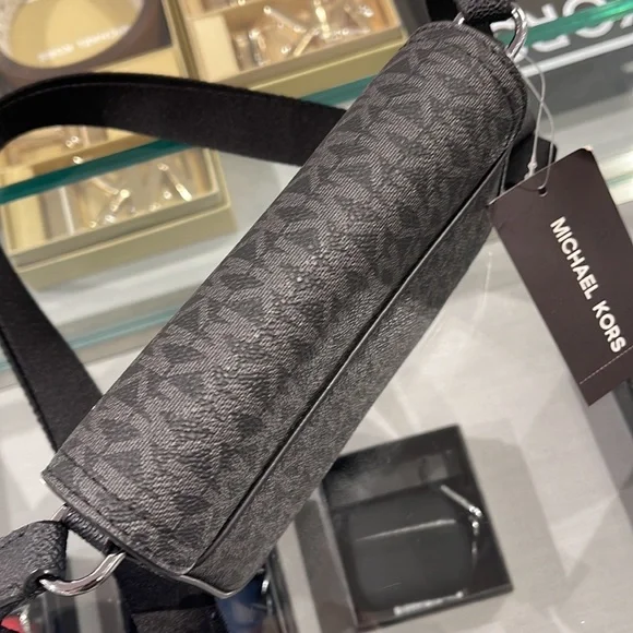 MICHAEL KORS
COOPER EW Phone XBody 
Black 
NWT - Picture 16 of 16